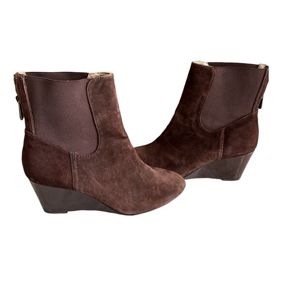 Adrienne Vittadini Suede Wedge Ankle Boots Chocolate Brown 7 - Picture 2 of 6